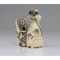 netsuke de perioada Meiji. fildes natural, Japonia cca 1880-1910